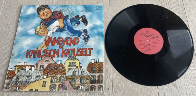100676218 Väikevend ja Karlsson Katusel