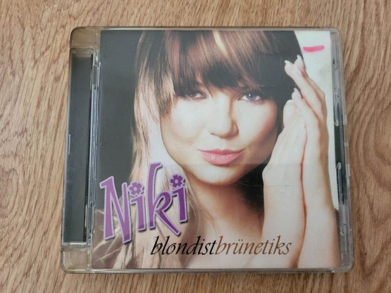 102654986 Niki Blondist brünetiks CD