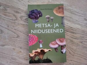 Metsa- ja niiduseened . Mauri Korhonen