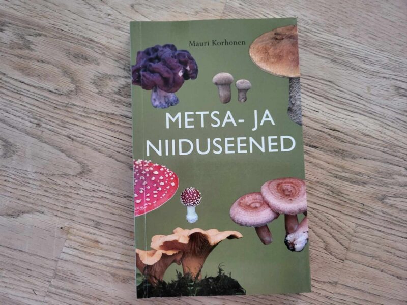 104770566 Metsa- ja niiduseened . Mauri Korhonen