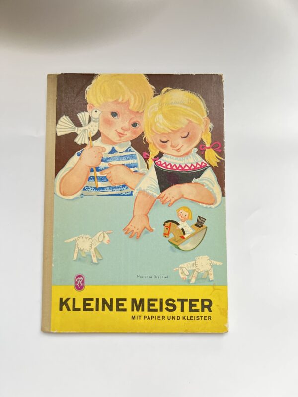 Kleine Meister mit papier und kleister