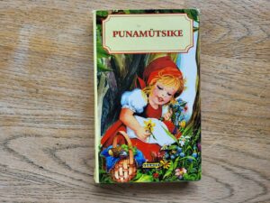 Punamütsike . Märta Tikkanen