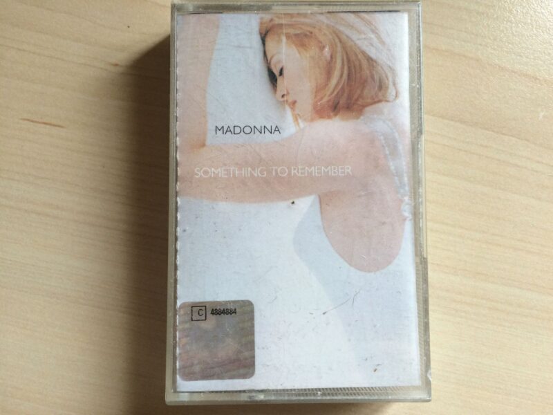 42381227 Madonna - Something To Remember Helikassett