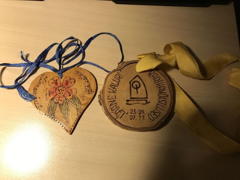 46041847 Kaks Puidust Meenet Medalit Lääne Kaluri Karikavõistlused