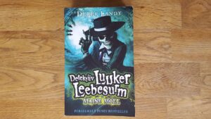 Detektiiv Luuker Leebesurm . Maine möll . Derek Landy
