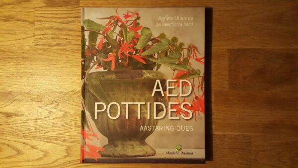 Aed pottides aastaring õues . Agneta Ullenius