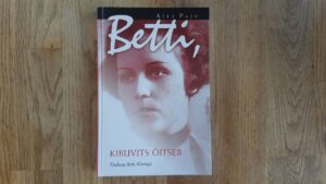 Betti kibuvits õitseb . Aili Paju
