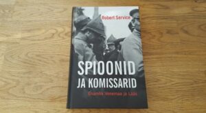 Spioonid ja komissarid . Robert Service
