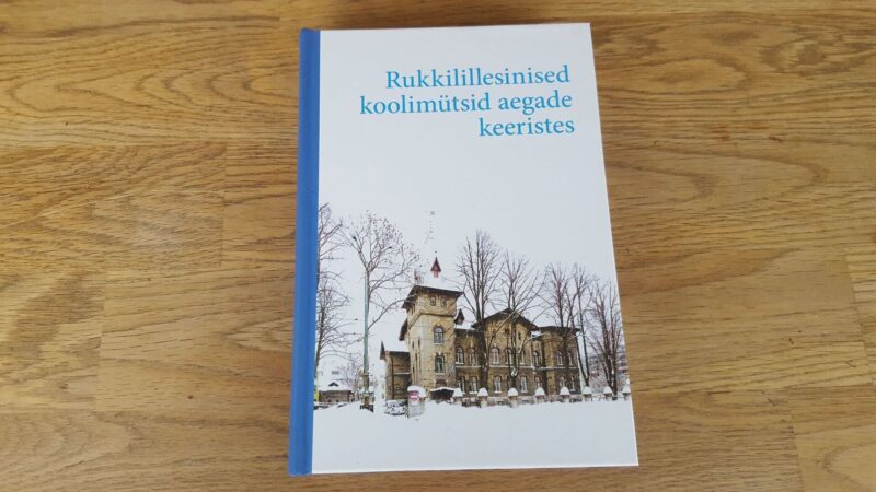 67555717 Rukkilillesinised koolimütsid aegade keeristes