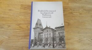 Rukkilillesinised koolimütsid Tallinna tänavail
