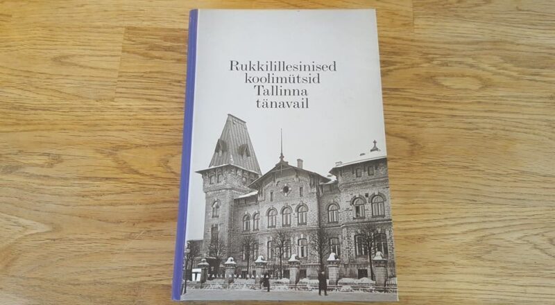 67591902 Rukkilillesinised koolimütsid Tallinna tänavail