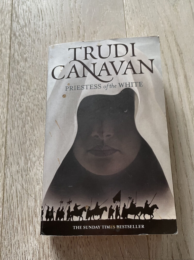 72412395 Trudi Canavan Priestess Of The White