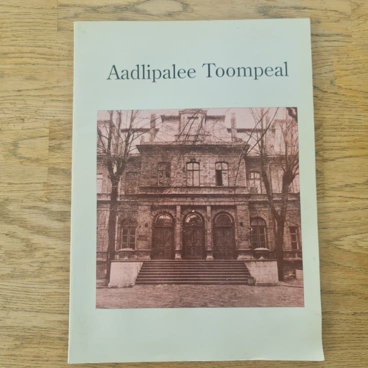 Aadlipalee Toompeal . Karin Hallas-Murula