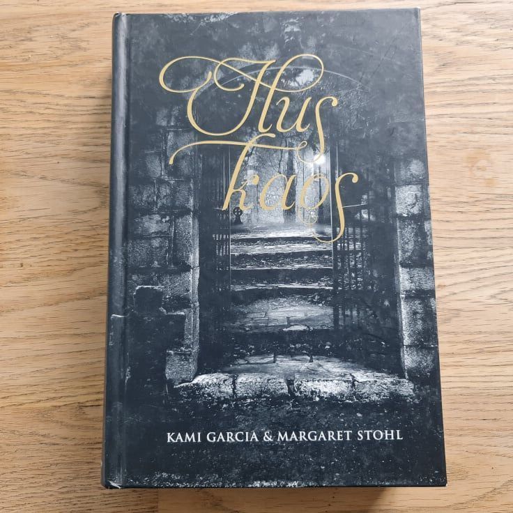 79170700 Ilus kaos . Kami Garcia ja Margaret Sthol