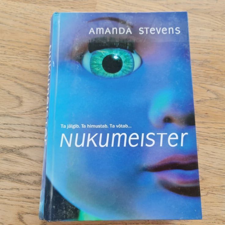 82780030 Nukumeister . Amanda Stevens