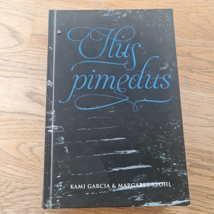 83614649 Ilus pimedus . Kami Garcia ja Margaret Stohl