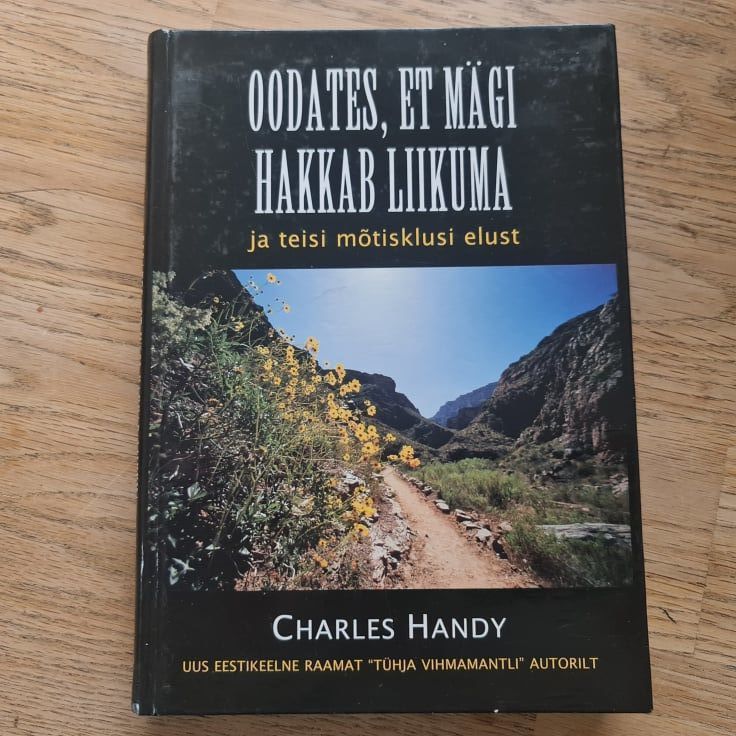 84758864 Oodates et mägi hakkab liikuma . Charles Handy