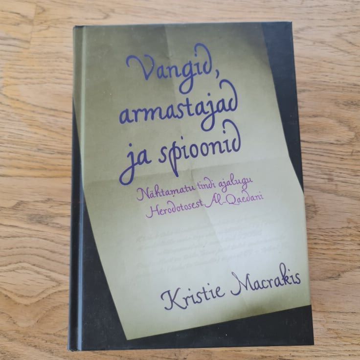 91748122 Vangid, armastajad ja spioonid . Kristie Macrakis