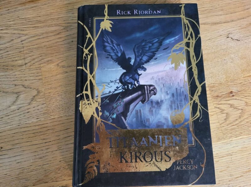 95591733 Titaanien kirous . Rick Riordan