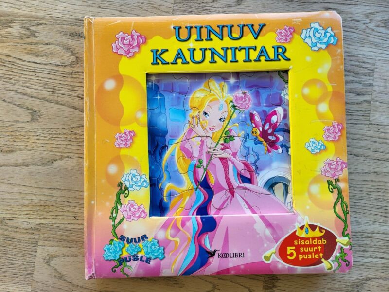 Uinuv kaunitar . Pusleraamat