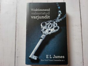 Viiskümmend vabastatud varjundit . E. L. James