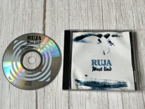 Ruja Must Lind