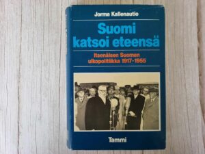 Suomi katsoi eteensä . Jorma Kallenautio