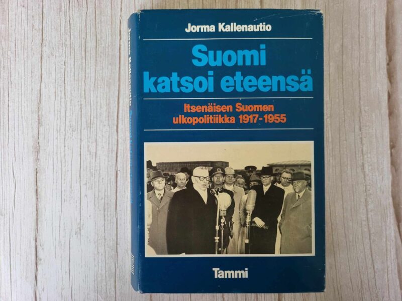 Suomi katsoi eteensä . Jorma Kallenautio