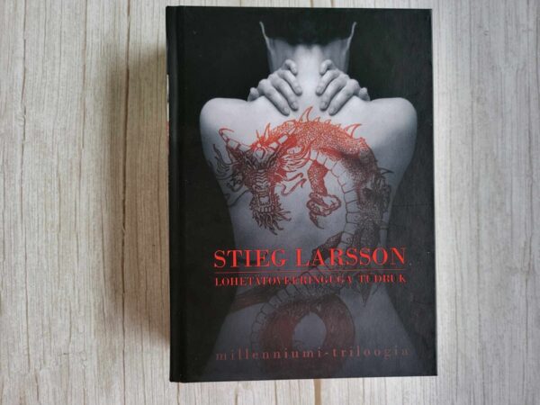 Lohetätoveeringuga tüdruk . Stieg Larsson
