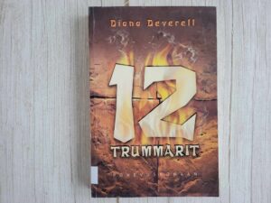 12 trummarit . Diana Deverell