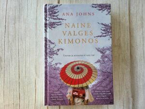 Naine valges kimonos . Ana Johns