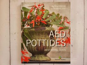 Aed pottides aastaring õues . Agneta Ullenius